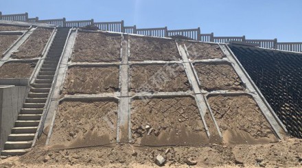 Aeolian sand retaining wall